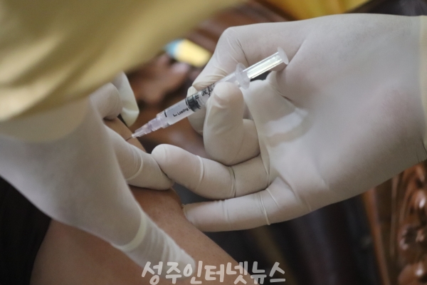 [여론광장] 코로나19 백신 예방접종하시겠습니까?